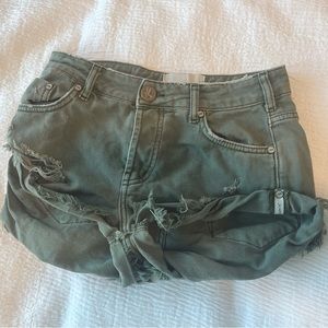 One Teaspoon Bandits shorts in color “Super Khaki”